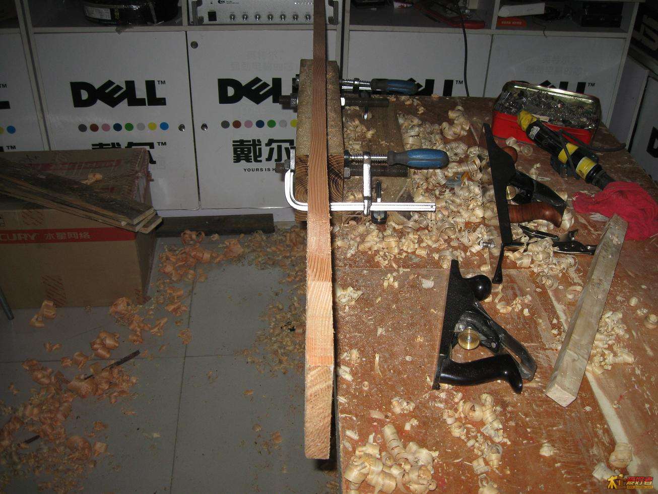 把丝杆向右多转一些。这样刨时以免左边太长挂到人