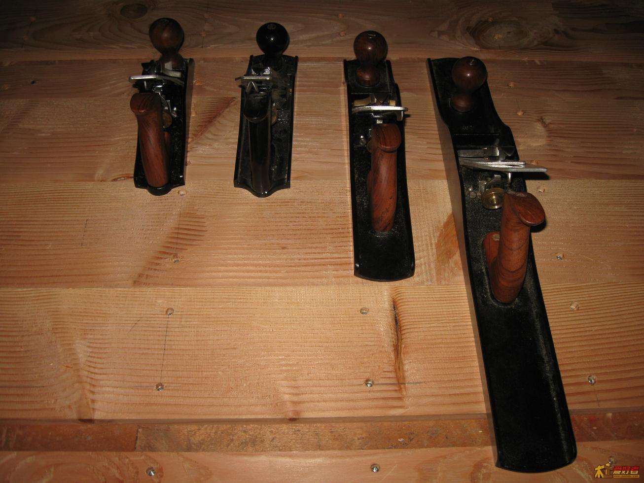 随便发下晚上用到的刨子。也就这几把家当了。平时学习用用。这次也是学习使用……还不太会刨。