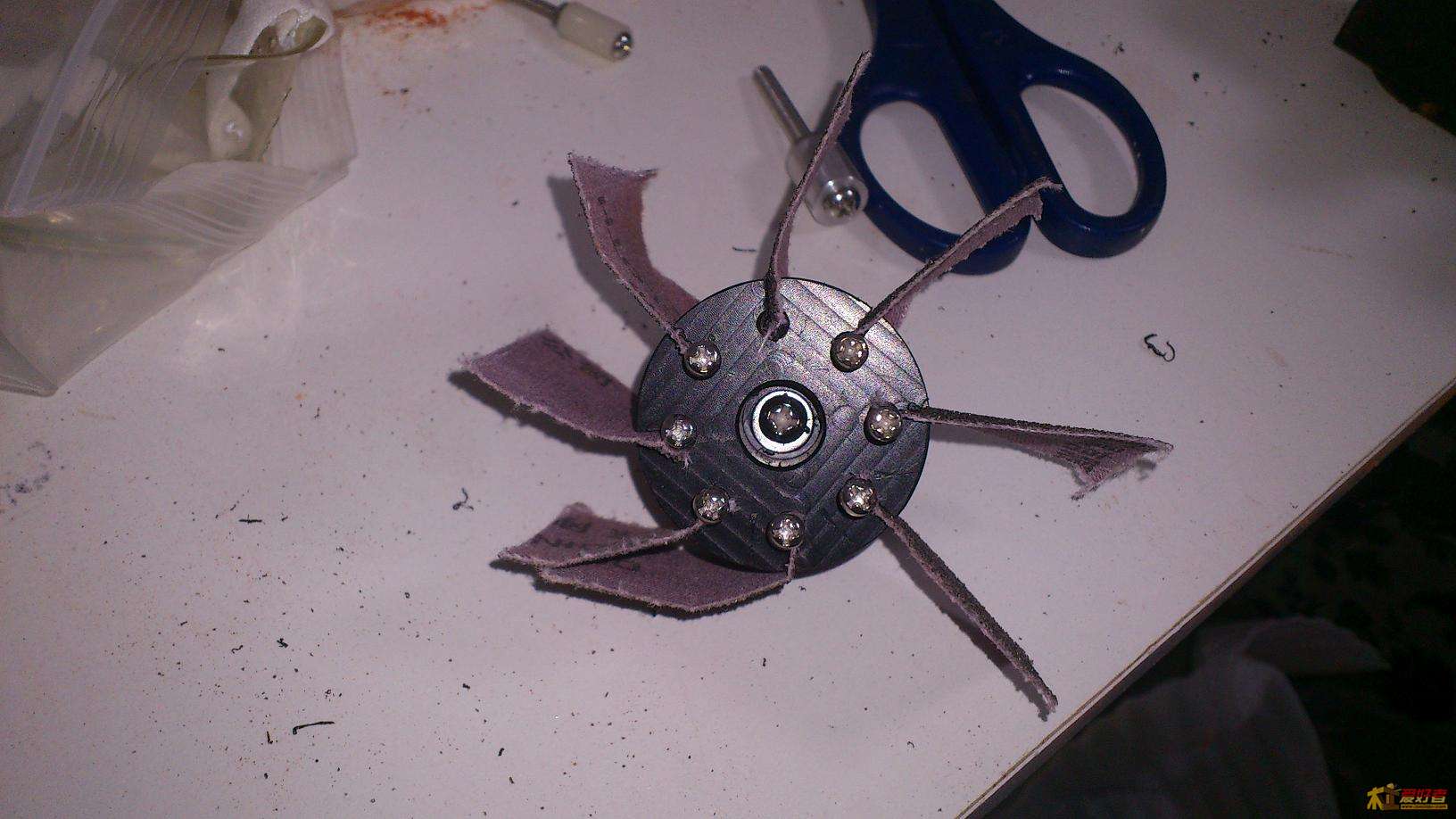 加上砂布后用螺钉卡紧