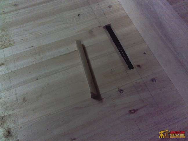 这块小盖板很重要，可以防止杂物掉到圆锯里