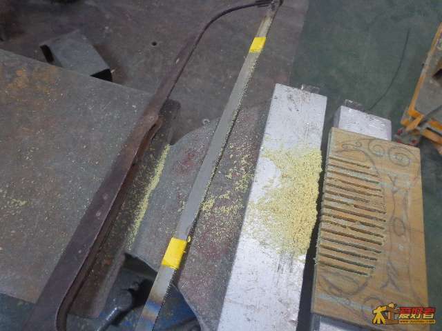 锯条是用2根粗齿的粘在一起用的