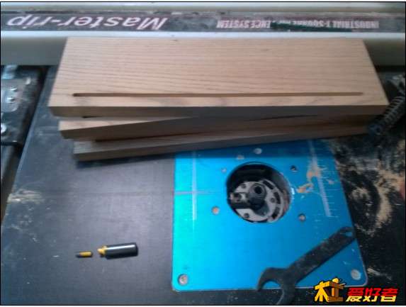 抽屉面板的加工有点小复杂 这是穿底板的槽。