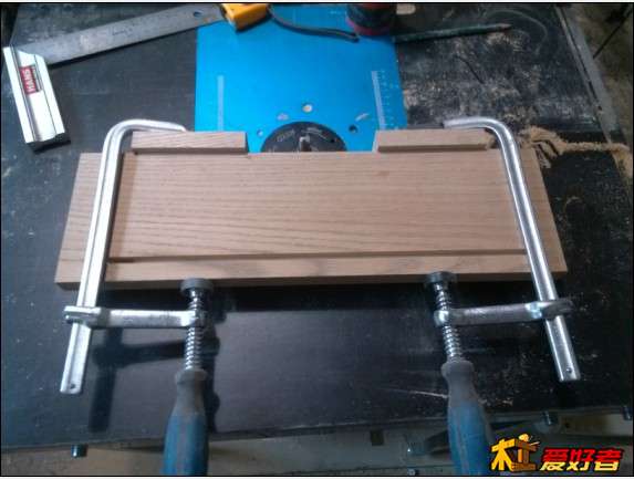 然后是“扣门”拉手的槽