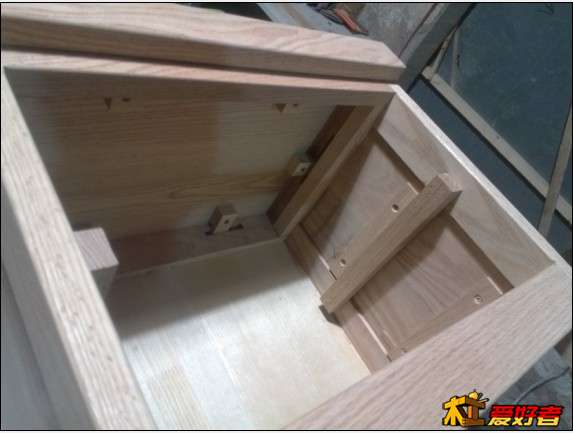 另一个角度看看。别看它小，零件一样不少。