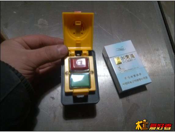 打开盖子 里面红色的按钮高于绿色的。