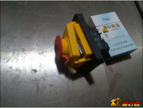 外面的红色按钮不是按钮，是个锁