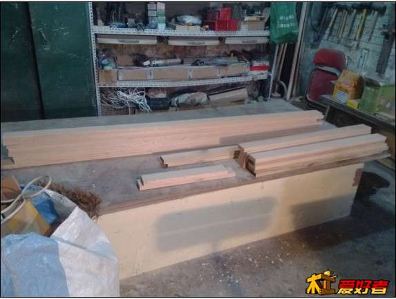 加工好床箱的框架。（毛板加工成等厚等宽不等长的料）