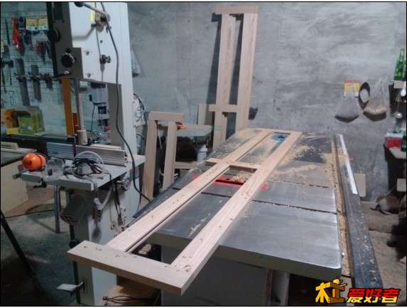 大金刚的超大台面发挥了作用。后面靠着的是加工好的。