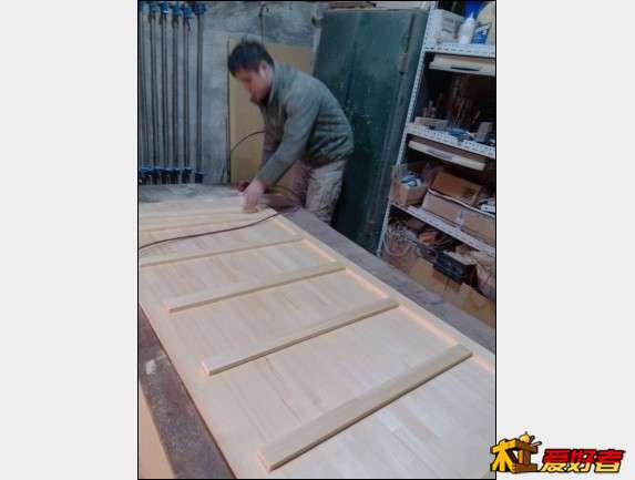 开始干床板。实木指接板用拉带拉起来。