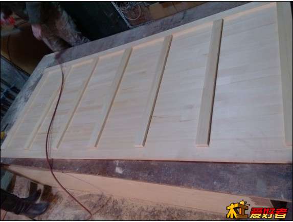 先用气钉固定。