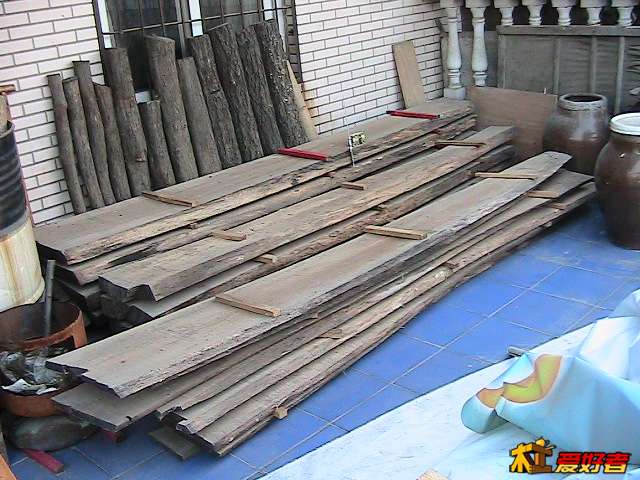 1 已经上了7楼顶的木料.JPG