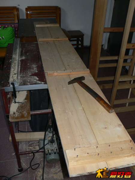 将需要拼接的木板用木枋钉接