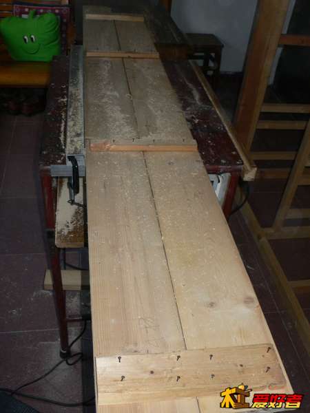 用电锯沿接缝锯切一道