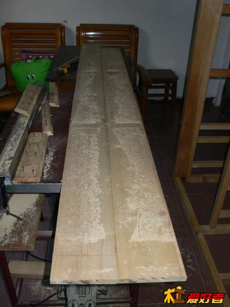 经锯后的锯缝拆除木枋后两板接缝相应对口，稍加刨削，即可拼接了。。即可拼接了
