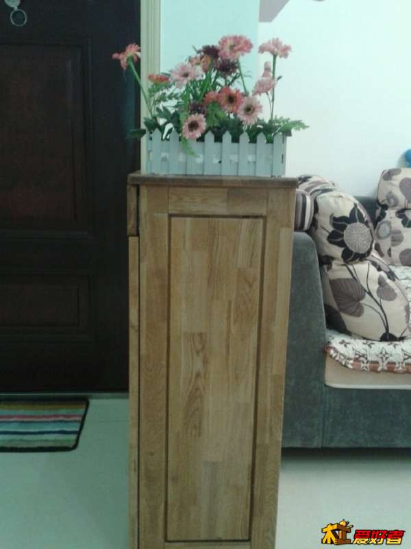 鞋柜侧面采用铣槽镶芯板的方式