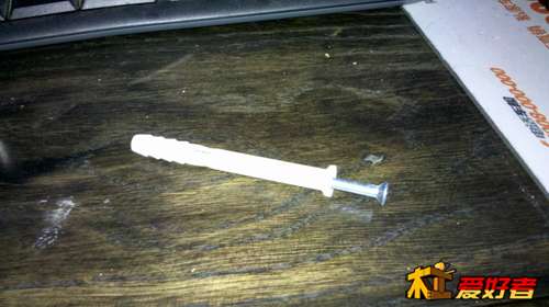 整个柜子用了两个这种塑料膨胀钉，一般是用来挂橱柜的，强度完全木有问题。