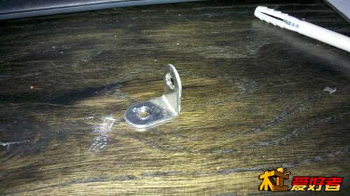 挂柜子用的是这种1.5毫米厚的不锈钢角片，非常结实的。