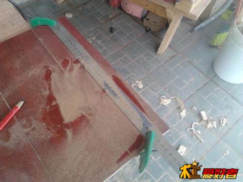 开班我用G夹固定钢尺做靠山，钢尺我有几把：2米的、1米的、0.5米的、0.3米的。