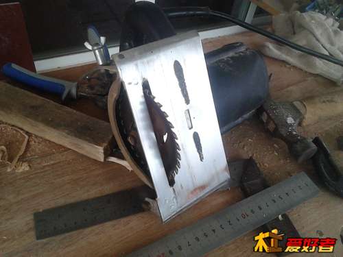 开板用的是我自己改过底板的云石机，已经开了20多张指接板了，2.4米长的长度板宽精度可控制在0.5毫米内。