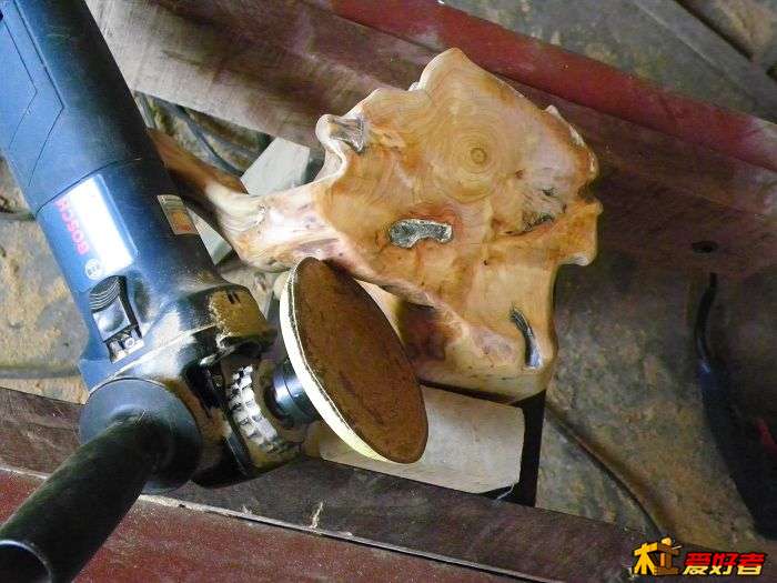 用角磨机砂光平面。第一个笔筒这样就基本完成