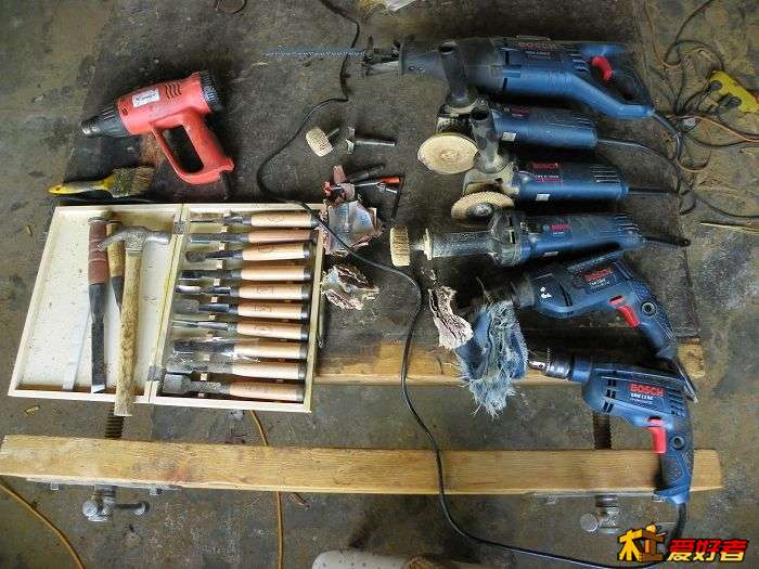 所用工具，注意我的桌边钳。论坛第一大，哈哈