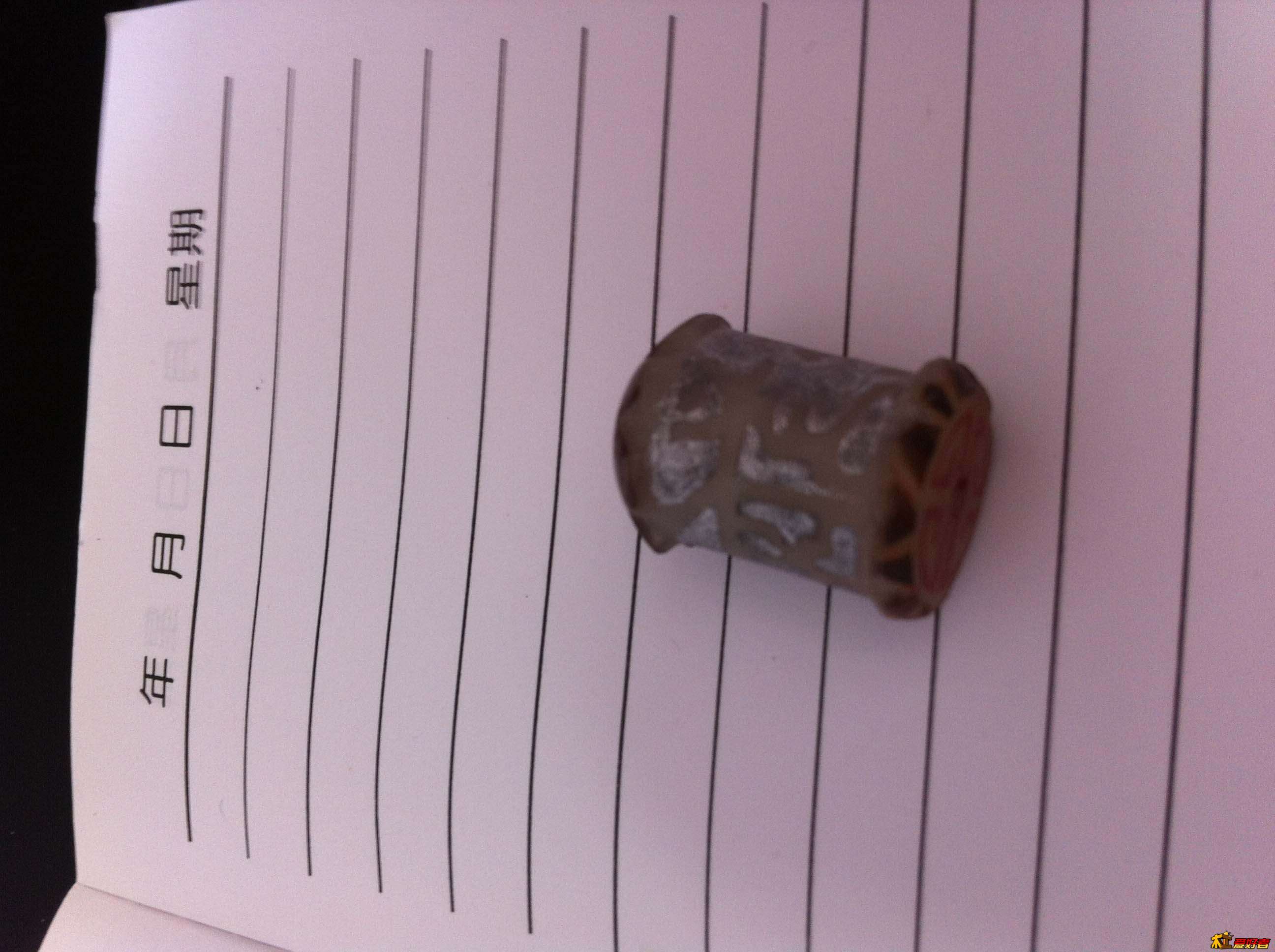 身上是六字真言，是颜色有点相近了，看不太清楚。还是用木头的话，镶了好看。