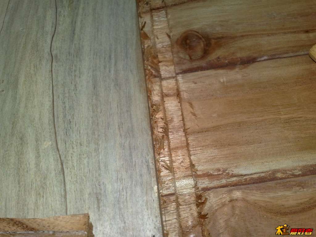 侧板开槽加圆木钉