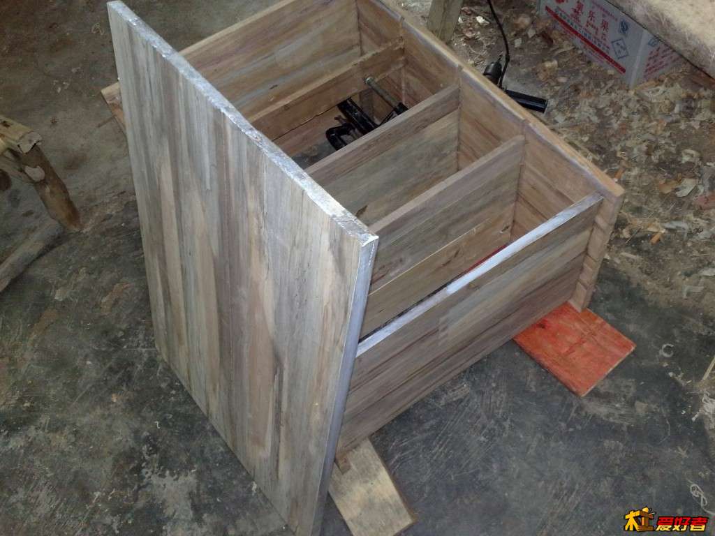 背板上胶加圆木钉，杨桃树就出背面的板