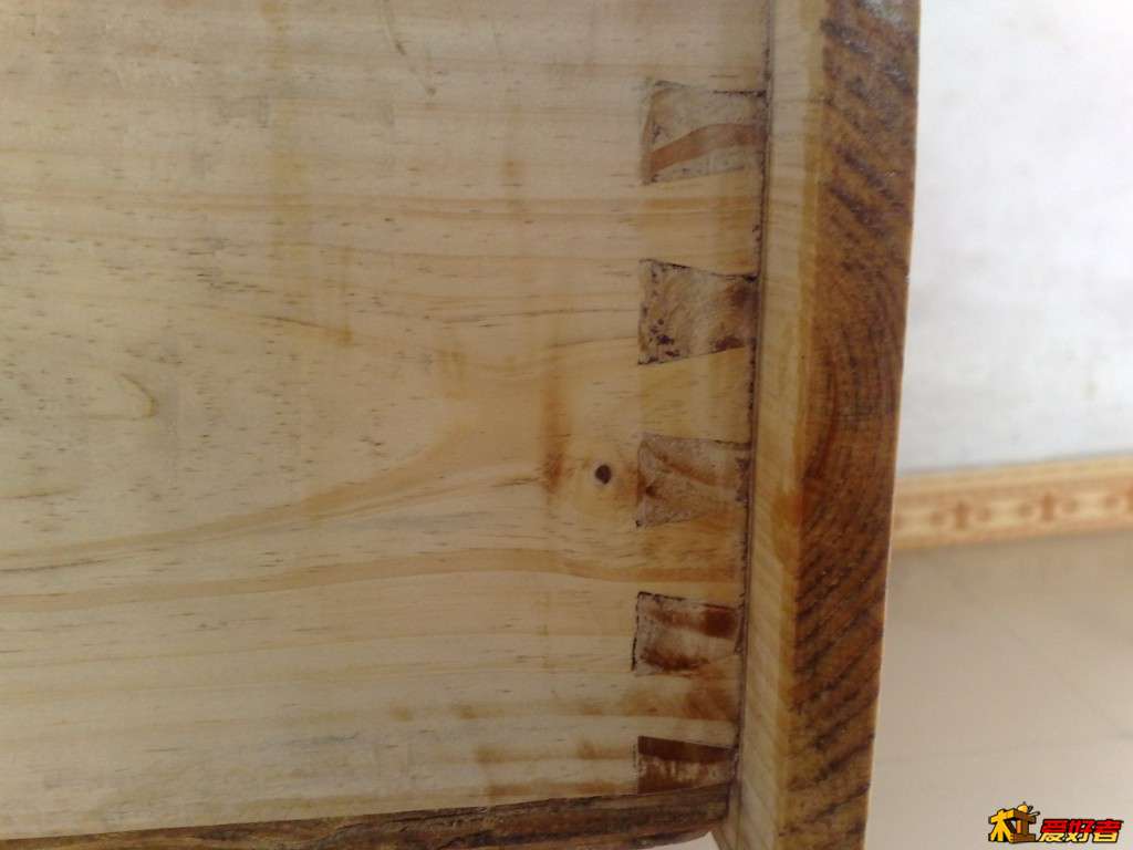 燕尾抽屉，底板是白胶加圆木钉