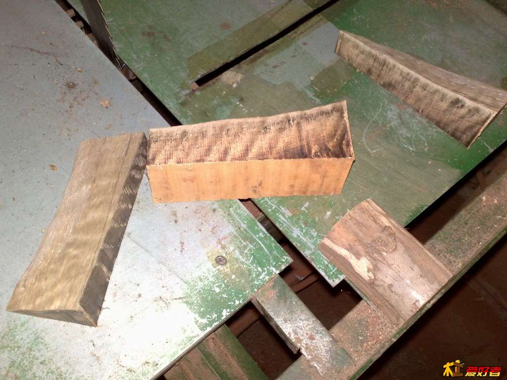 百年的龙眼树，锯开做小刨子。第一次做刨子喔！其实很容易的