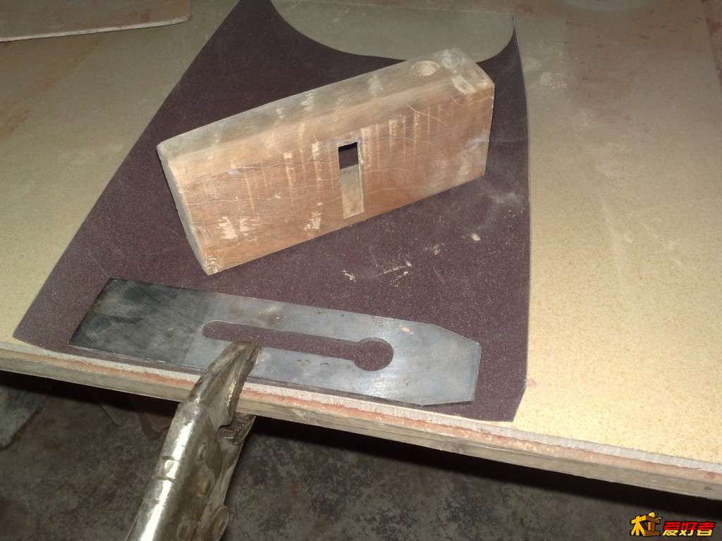 打磨痛苦极了，发现左高右低，不理会