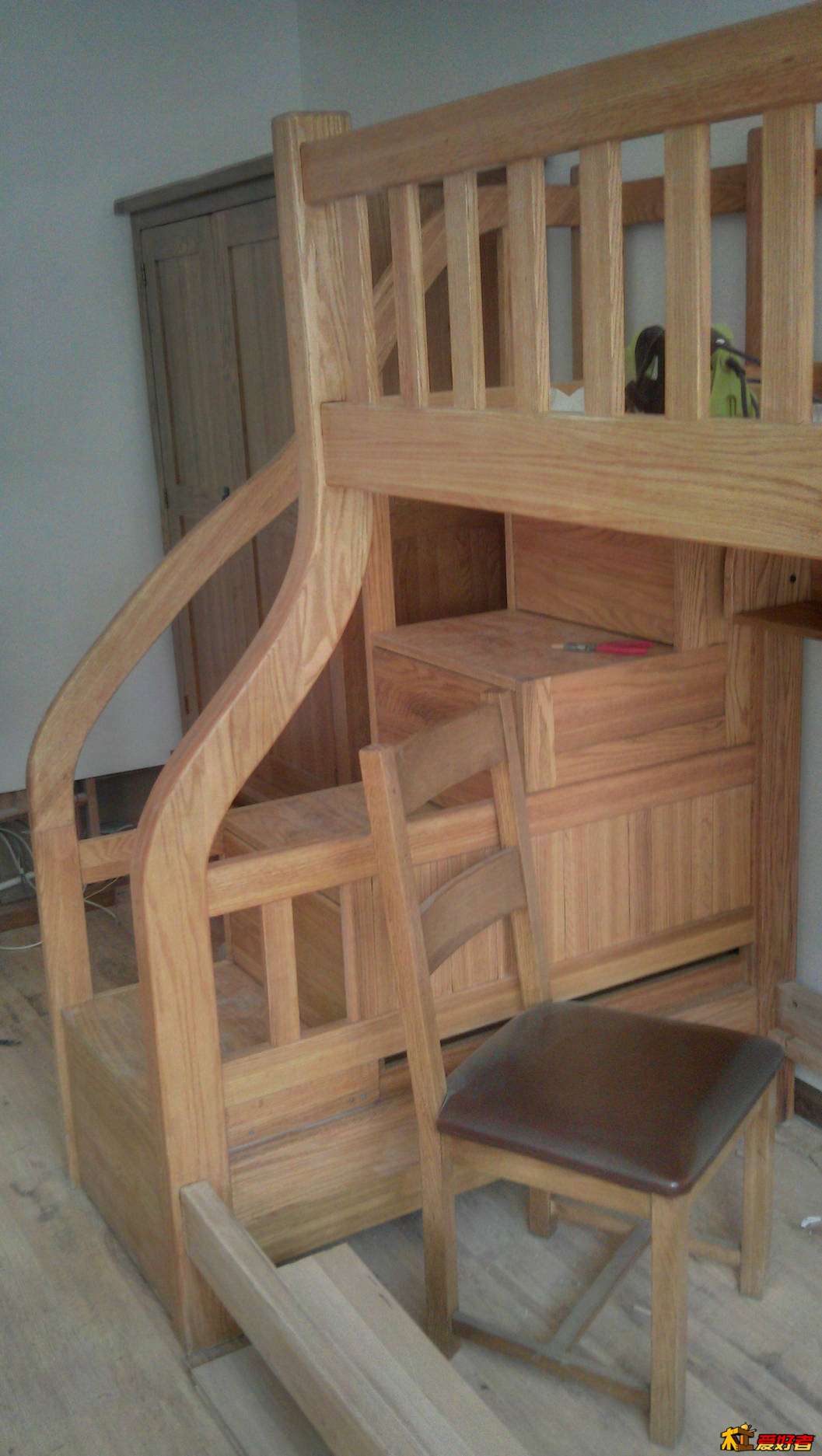 从侧面看，是整体一块板子