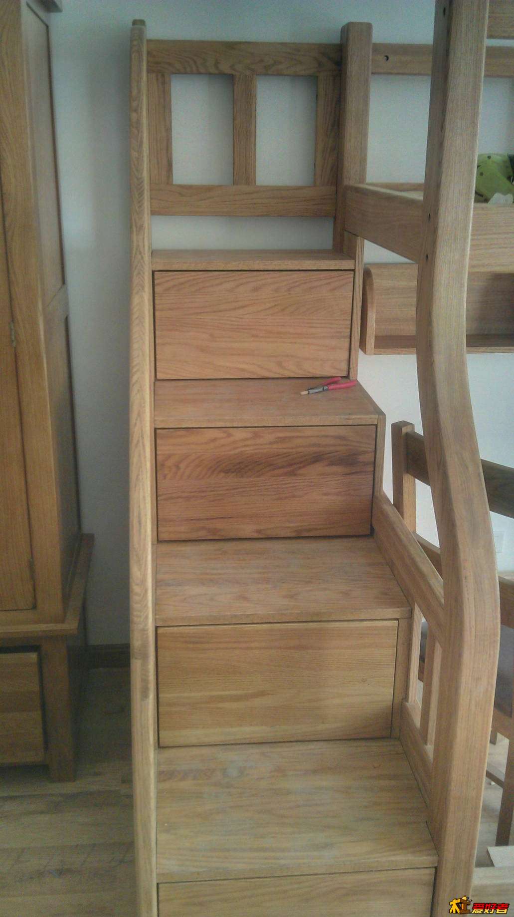 从正面看，能看出来是三层红橡板