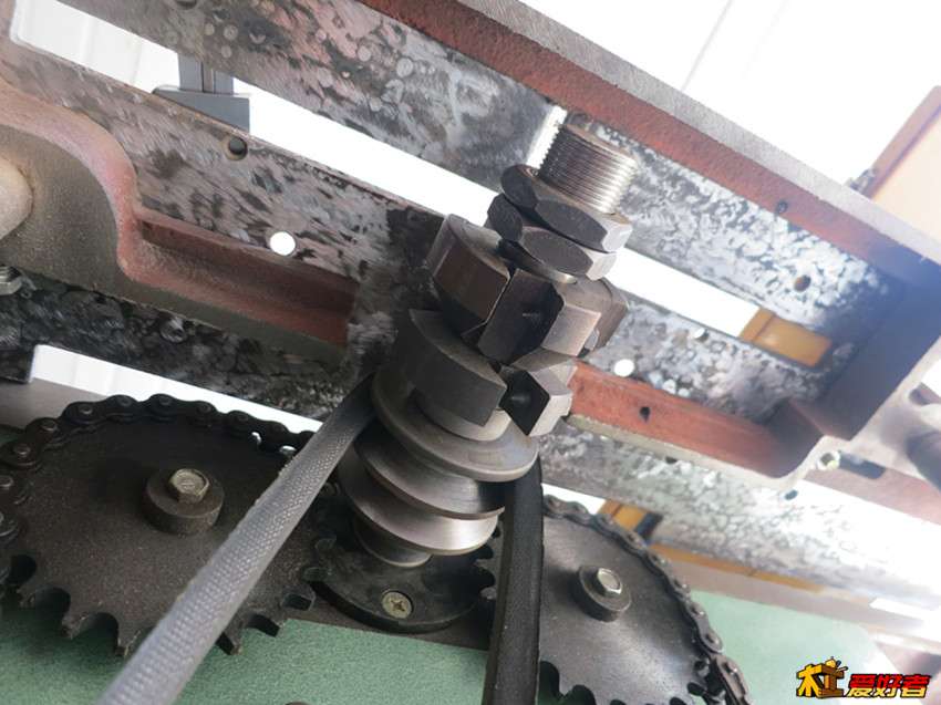 台板后面的氧化皮层已经打磨掉了，以后有时间再油漆一下，包括那个新做的套筒支架