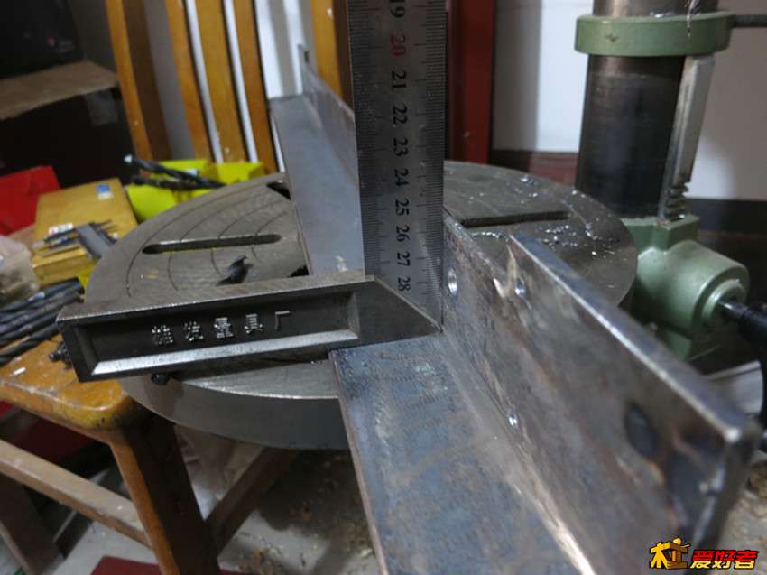 大角铁靠机器四个底脚的部分为了尽量靠紧专门做了打磨清角
