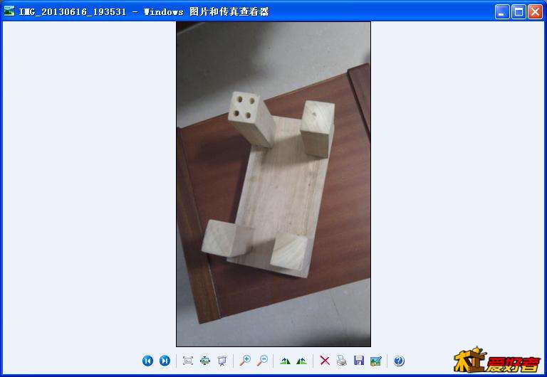 看到那四个洞没有，本来要上圆木榫的，可惜打孔不直，然后变成凿榫了。呵呵。