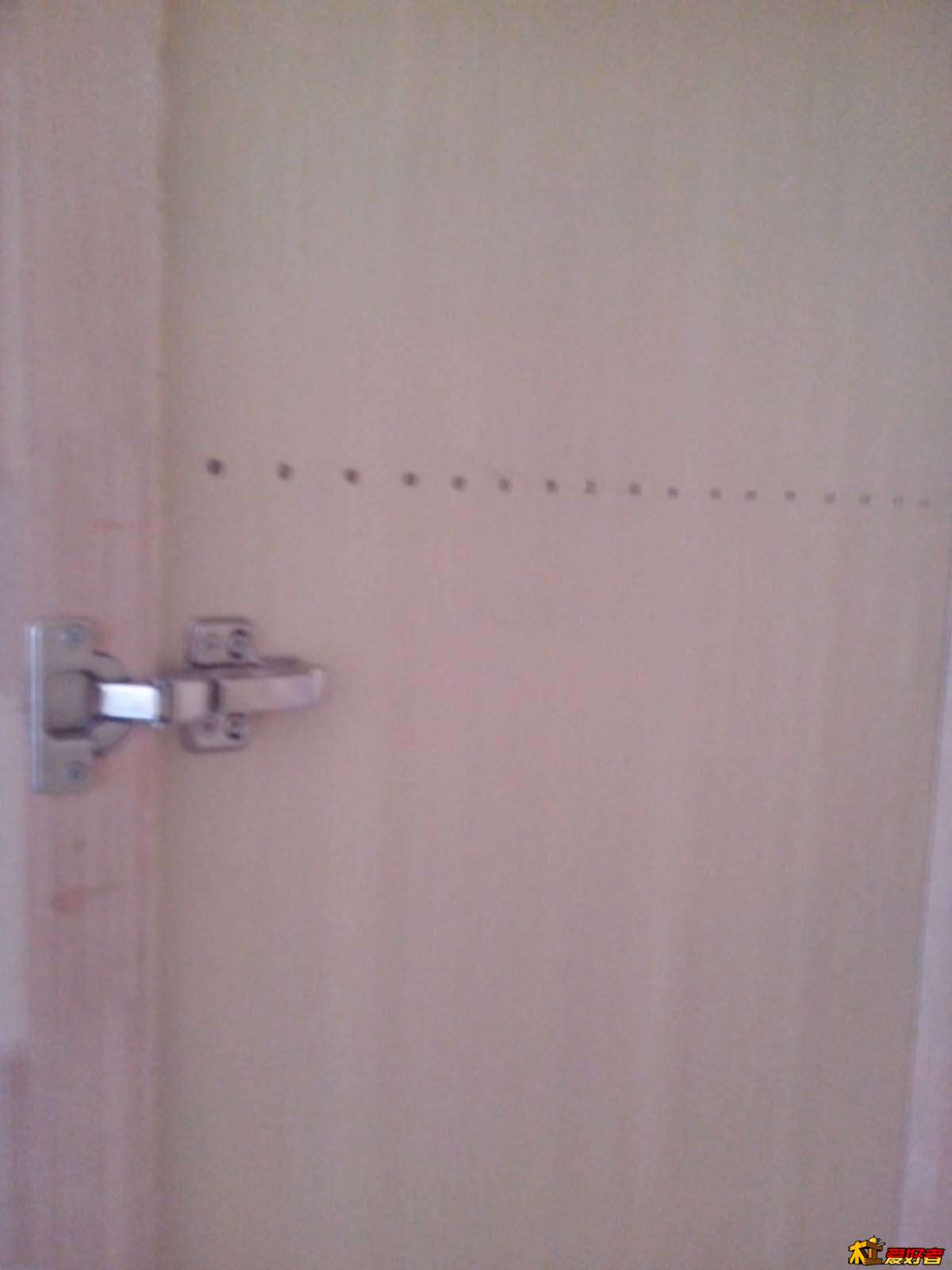 我全用圆木榫链接的，也没用定位器，有点歪歪扭扭的，这一排小孔如何掩饰掉，这块板材贴的是波音软片