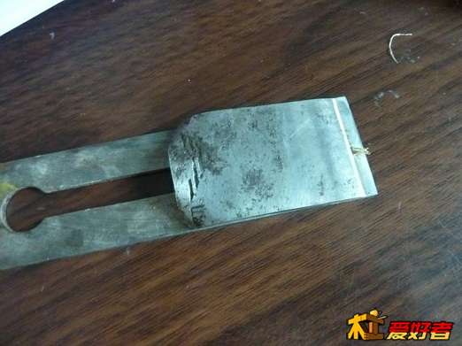 盖刃与刨刃有间隙，我夹了几根须线