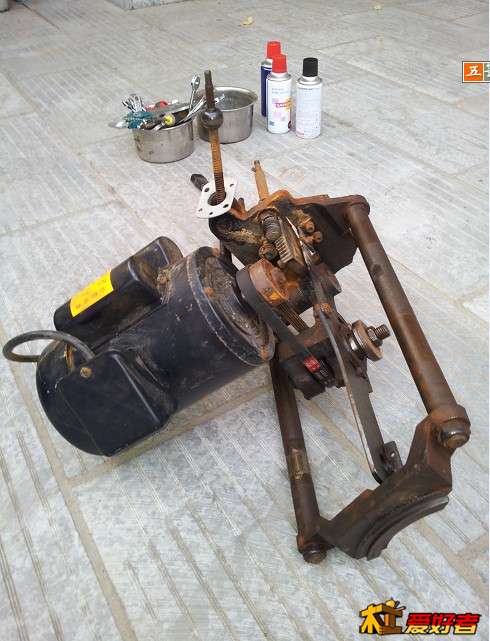 从楼上提到楼下小院里，真沉