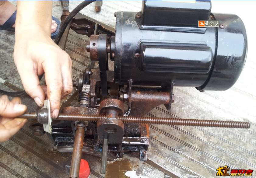 来回滑动除去外表浮锈