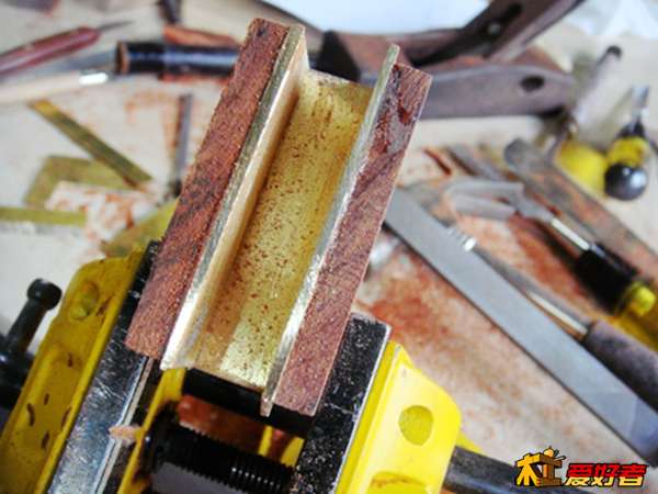 槽内镶黄铜，美观、耐磨。