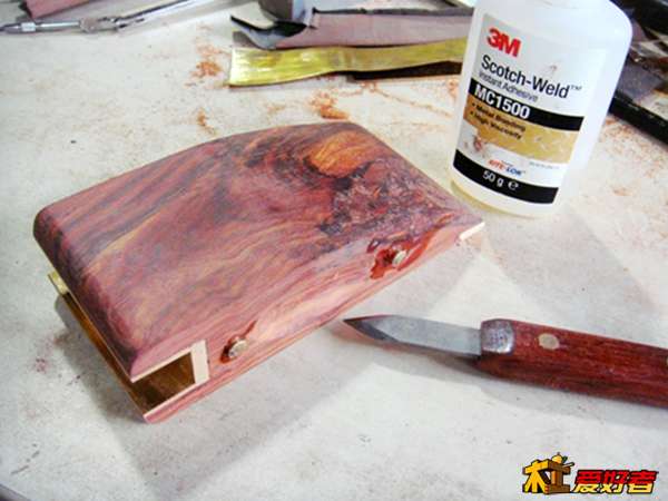 打入装饰铜铆钉。3M胶水很强大。弧面用胶水加锯末修补过