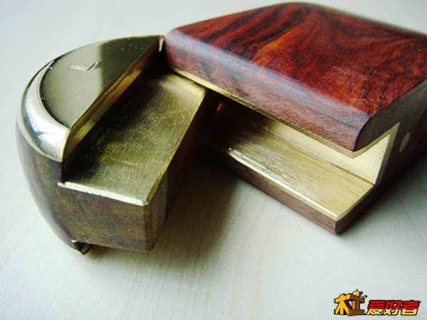 细部。除了手柄上下二块黄铜打磨外，其余均拉丝处理，增加摩擦力