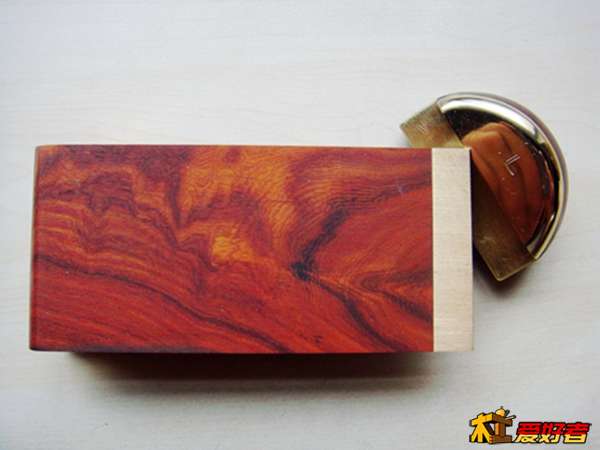 底面 木纹很漂亮，做砂纸架有点可惜了。未打磨