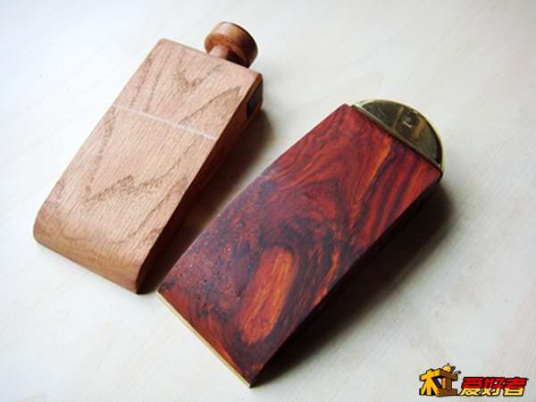 与榉木砂纸架比较。尺寸其实一样大，但红木的是弧面，显得略大。弧面修补过的，材料不够
