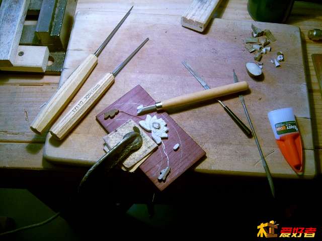 象牙果荷花苞，绿檀莲叶，银线做荷杆，大概作出图面。