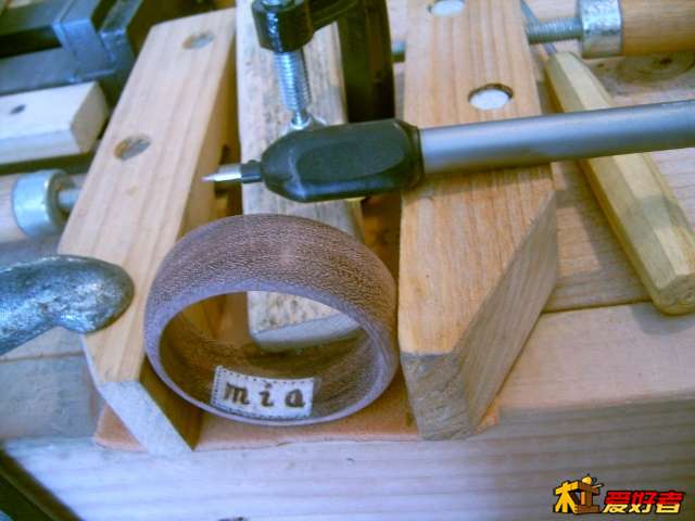 大概就是这个深度了，镯子很薄，深了就漏了