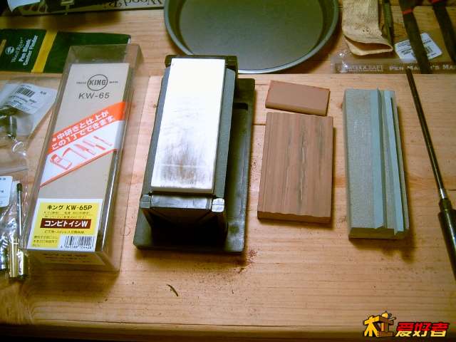 吸取上只笔跳刀经验，准备磨刀，这是部分磨刀石