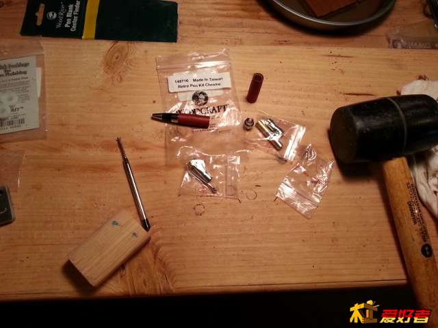 先组装笔的前半部分，直接上橡胶锤子