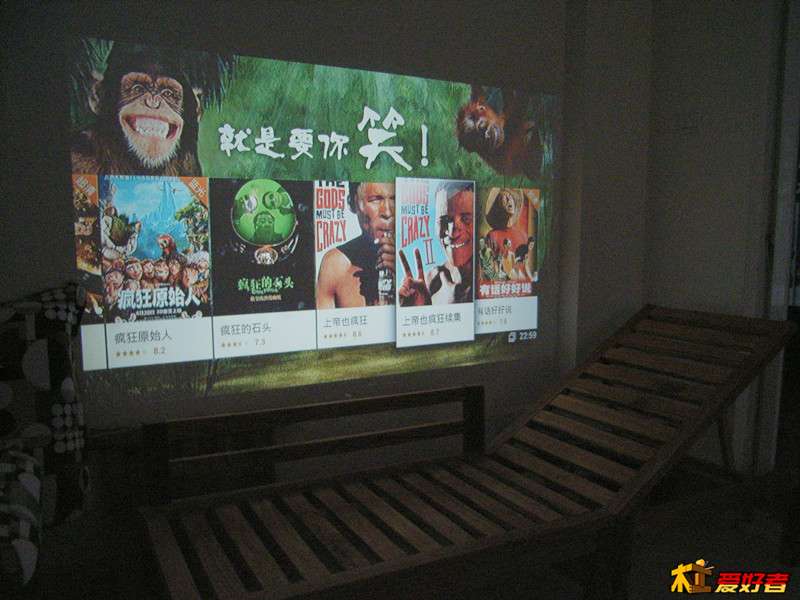 白天玩木头累了晚上看场电影